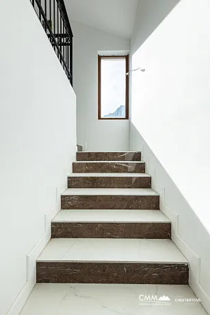 Eine luxuriöse dreistöckige Villa in erster Meereslinie in Kotor